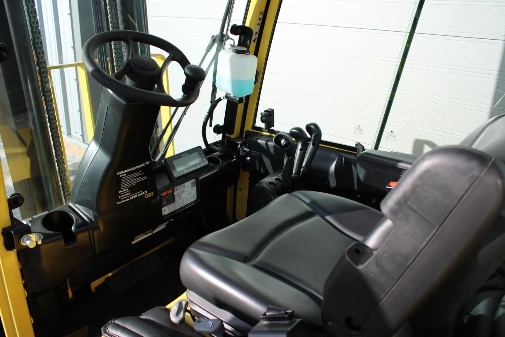 Hyster J2.0XN seat and wheel