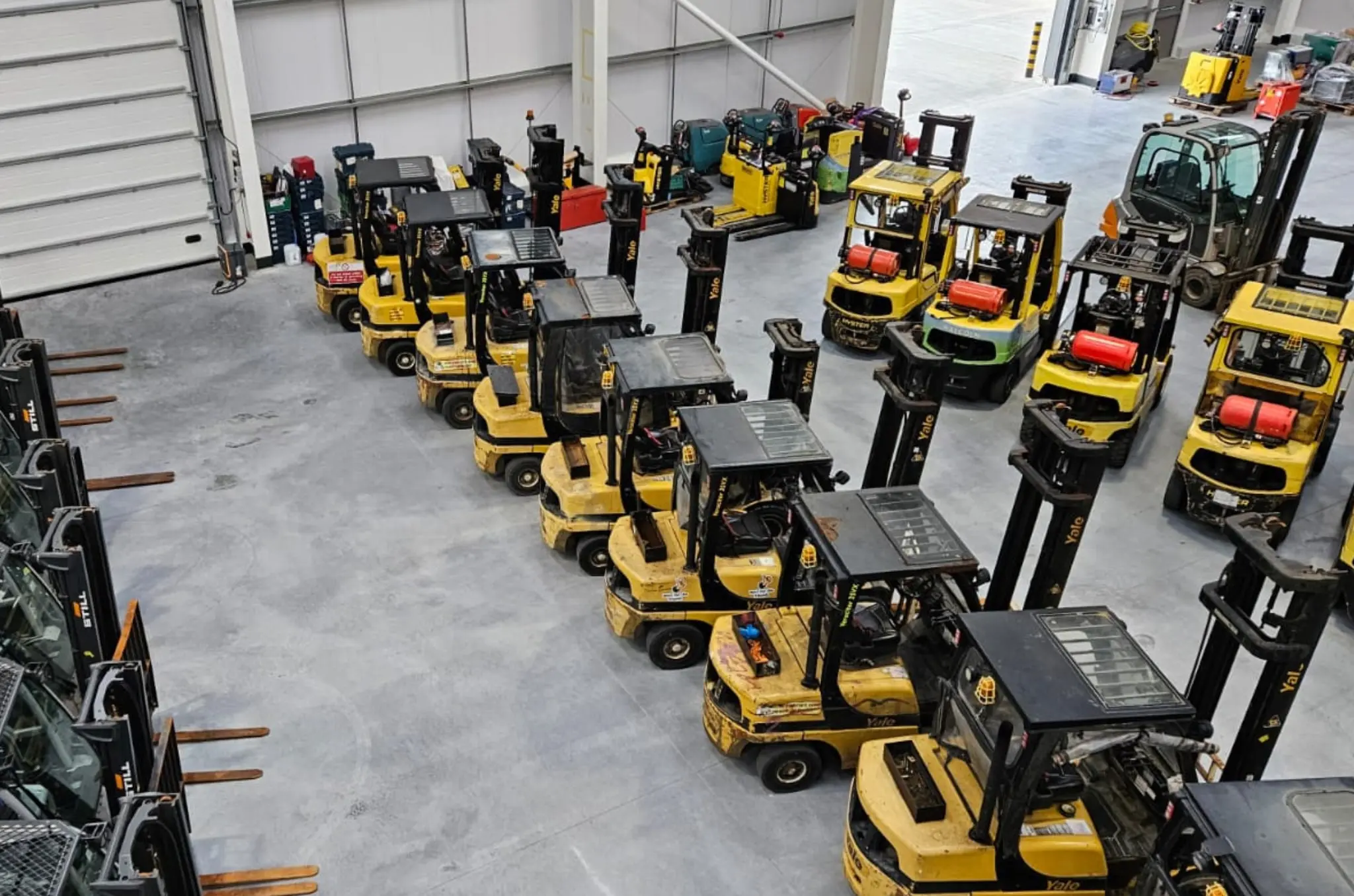 Multiple Used Yale forklifts
