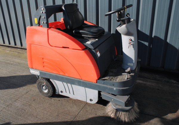 Hako B980R Ride-on Sweeper